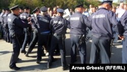 Policija spriječava demonstrante da blokiraju magistralni put, 22. oktobar 2013.