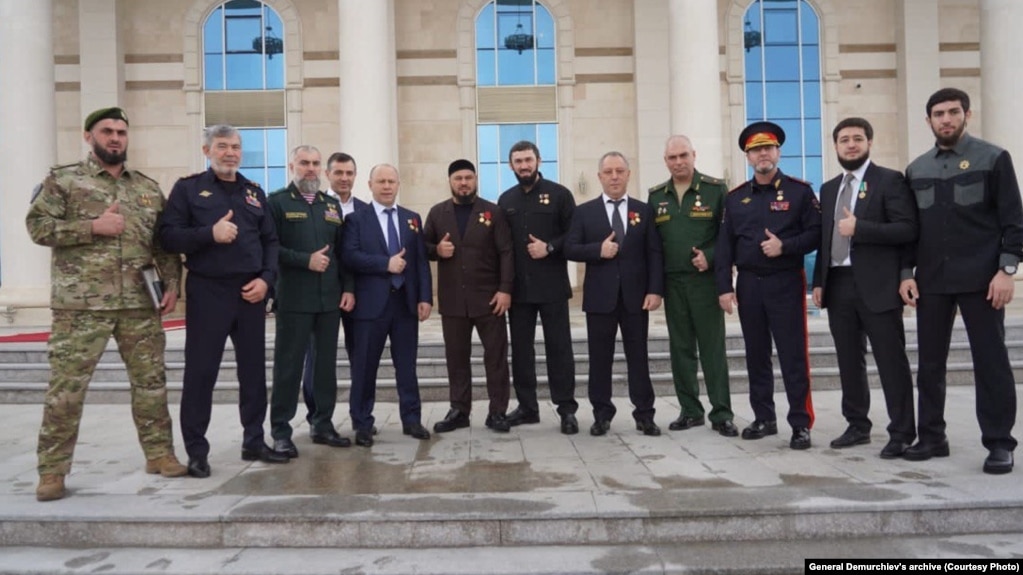 Pas ceremonisë së ndarjes së çmimeve. Në gjoksin e Demurçievit, i katërti nga e djathta, është Urdhri i Akhmat Kadyrovit, i bërë prej ari dhe i stolisur me gurë të çmuar (foto nga arkivi i korrespondencës).
