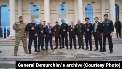 დაჯილდოების ცერემონიის შემდეგ. დემურჩიევს (მარჯვნიდან მეოთხე) მკერდზე ჰკიდია ოქროსგან დამზადებული და ძვირფასი ქვებით მორთული ახმატ კადიროვის ორდენი (ფოტო მიმოწერის არქივიდან).