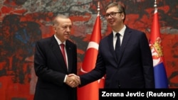 Turkish President Recep Tayyip Erdogan (left) meets Serbian President Aleksandar Vucic in Belgrade on October 11. 