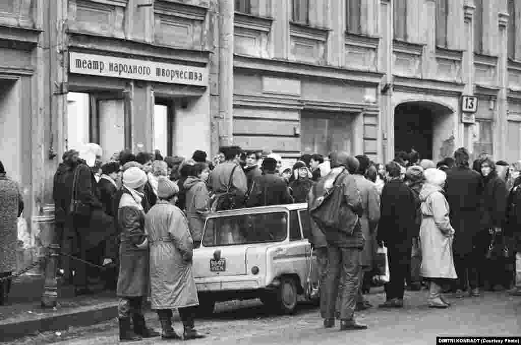 №5 перед концертом у входа в Лен Рок клуб ул. Рубинштейна 13 1987(?) Ленинград