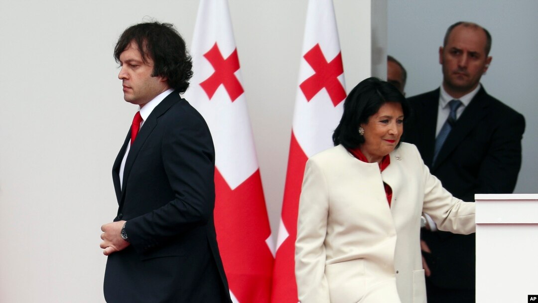 Baş nazir İrakli Kobaxidze və prezident Salome Zurabişvili Tbilisidə Müstəqillik Günü mərasimindən sonra tribunanı tərk edirlər.