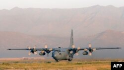 Самалёт C 130 Hercules у Кабульскім аэрапорце.
