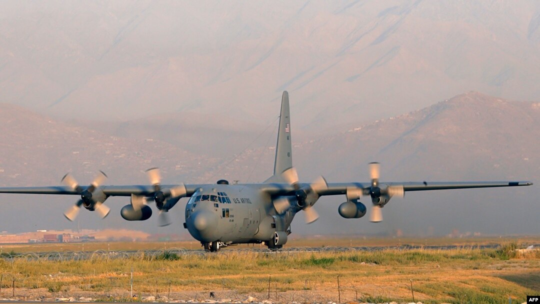 Американский самолет С-130 в аэропорту Кабула ( архивное фото)