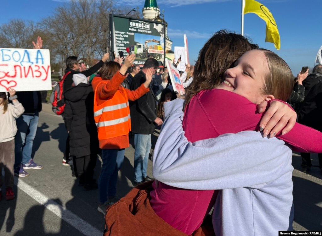 Dy vajza përqafohen gjatë një marshimi protestues nga Beogradi në Novi Sad, 31 janar 2025.
