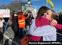 Dve devojke se grle u toku protestne šetnje iz Beograda ka Novom Sadu. Čortanovci, 31. januar 2025.