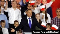 Andrzej Duda obraća se svojim pristalicama nakon objavljene prve izlazne ankete koja mu daje blagu prednost u predsjedničkoj utrci, Pultusk, Poljska, 12. juli