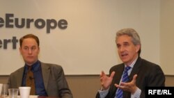 Consilierul Departamentului de Stat, Jeremy Shapiro cu Jeff Gedmin, președintele RFE/Radio Liberty la o întîlnire cu presa la Washington