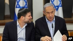 بتسال‌ئل اسموتریچ (چپ) از اعضای افراطی دولت نتانیاهو است