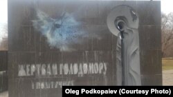 Невідомі залишили на пам’ятнику написи. Також на стелі помітний слід від підпалу