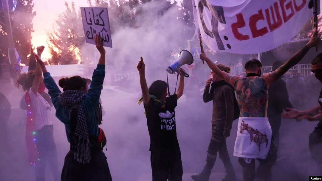 Demonstranti izvikuju parole tokom demonstracija protiv navodne korupcije izraelskog premijera Benjamina Netanyahua, odgađanja suđenja i postupanja s krizom zbog korona virusa, ispred njegovog prebivališta u Jeruzalemu 13. januara 2021. 