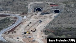 Autostrada në ndërtim e sipër.