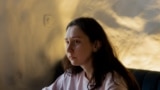 Olga Kirilenko, az Ukrajinszka Pravda 26 éves riportere a donyecki Kramatorszkban. 2022 tavaszán, miután Oroszország megtámadta Ukrajnát, a frontvonalhoz ment tudósítani, ahol rá kellett jönnie, hogy messze nem ő ott az egyetlen nő