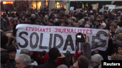 Демонстрация в поддержку жертв теракта в Париже.