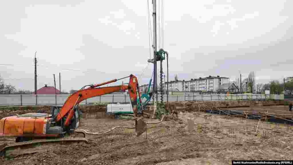 Рятувальники продовжують розбирати завали знищених будинків, квітень 2022 року / Праворуч – фото від квітня 2025 року. На місці знищеного будинку будівельники готують фундамент майбутнього будинку, активна фаза відновлення Бородянки розпочалася з другої половини 2024 року