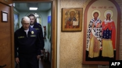 Președintele rus Vladimir Putin (stânga) în insula Sahalin, pe 12 august 2026.