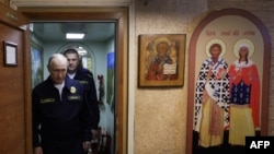 Президент Росії Володимир Путін у супроводі командувача Тихоокеанського флоту Росії адмірала Віктора Ліїни відвідує ракетний крейсер «Варяг», 12 серпня 2026 року