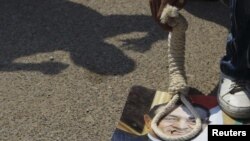 An anti-Mubarak protester holds a noose around Mubarak's picture outside Cairo's police academy.