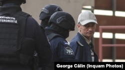 Alexandru Bălan, fost director adjunct al Serviciului de Informații și Securitate (SIS) din R. Moldova, este adus de către jandarmi la sediul central al DIICOT din București, 9 septembrie 2025.