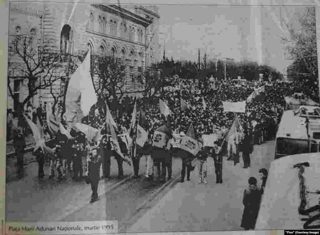 &bdquo;Flux&quot;, 25 august 1995, protestele studenţeşti din luna martie 1995 împotriva înlocuirii cursului de &bdquo;Istorie a românilor&quot; cu cel de &bdquo;Istorie a Moldovei&rdquo;