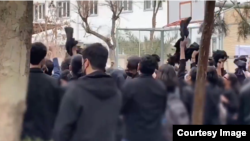 تصویری از تجمع اعتراضی دانشجویان دانشگاه هنر در تهران