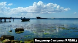 Напівзатоплений суховантаж BERG у бухті Феодосії, липень 2018 року