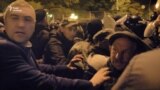Штовханина між силовиками і мітингувальниками. Наметове містечко огородили (відео)