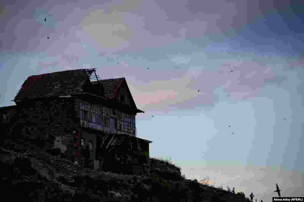 Göygölün Çaykənd kəndi. 1991-cı ilin əvvəlində məşhur "Çaykənd" əməliyyatından sonra kəndin erməni sakinləri buranı tərk etmiş, onların bir çoxlarının evi boş qalmışdı. 