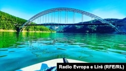 Ura e Bërnjakut mbi Liqenin e Ujmanit.