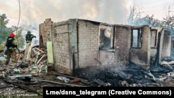 За даними ДСНС, уночі російські безпілотники атакували місто – виникли пожежі у двох житлових будинках, пошкоджені сусідні домоволодіння.