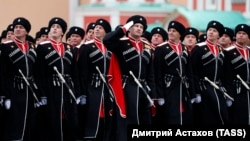 Военнослужащие парадного расчета Всероссийского казачьего общества во время парада, посвященного 76-й годовщине Победы в Великой Отечественной войне, 9 мая 2021 года