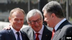 Donald Tusk, President of the European Council (left), Jean-Claude Juncker, the President of the European Commission (center), and Ukrainian President Petro Poroshenko in Kyiv on April 27. 