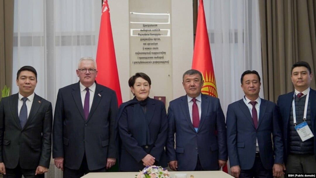Борбордук шайлоо комиссиясынын (БШК) төрайымы Нуржан Шайлдабекова, мүчөлөрү Абдыжапар Бекматов, Мейкинбек Абдалиев, Кыргызстандын Беларустагы элчиси Эрбол Султанбаев Беларуста. БШК тараткан сүрөт.