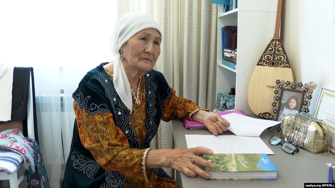 Үйдегі жыныстық қатынас әдеттен тыс позицияларда және сиськи арасындағы мүшесі бар