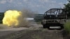 Українські військовослужбовці 59-ї бригади ведуть вогонь у Донецькій області для перевірки прицільності свого танка Т-72, 9 червня 2024 року