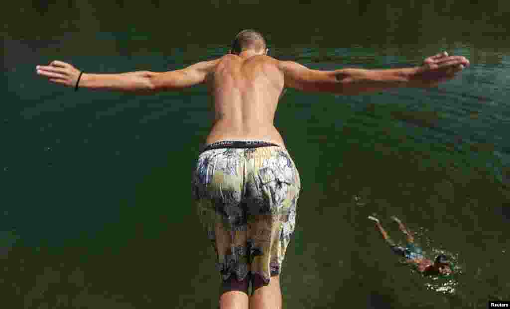 Kupanje u rijeci Morači, 8. august 2013. Foto: REUTERS / Stevo Vasiljević 