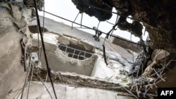 Urmările căderii dronei pe un bloc de la Galați. 