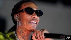 Rapperul Wiz Khalifa a fost reținut de forțele de ordine după ce a fumat pe scenă o țigară care este posibil să fi conținut marijuana. Artistul este promotor, producător și dealer de canabis. Își vinde marca proprie de „iarbă” într-o rețea de peste 550 de magazine.