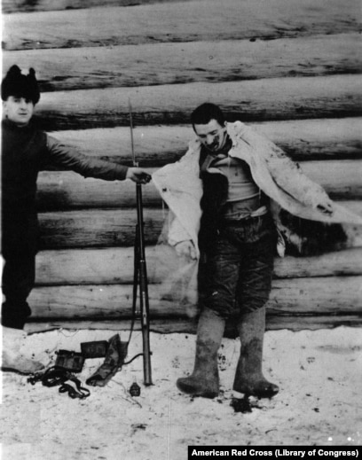 Бойжеткен порно видео үшін сотталғандармен бірге түрмеге қамалды.