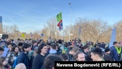 საწყისი პუნქტი, საიდანაც ბლოკირებაში მონაწილე ბელგრადელი სტუდენტები ნოვი-სადისკენ დაიძრნენ, არის ბელგრადის დრამატული ხელოვნების ფაკულტეტი. 