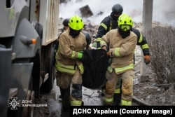 Рятувальники виносять поранених мешканців зруйнованого російським ударом житлового будинку. Харків, 7 березня 2026 року