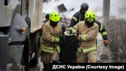 Пошукові роботи на місці російського ракетного удару по житловому будинку в Харкові 7 березня 2026 року