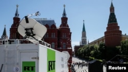 Un vehicul al televiziunii de stat rusești Russia Today în apropiere de Piața Roșie din Moscova.