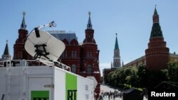 Vehiculele radiodifuzorului rus controlat de stat Russia Today (RT), lângă Piața Roșie din Moscova, Rusia, 15 iunie 2018. 