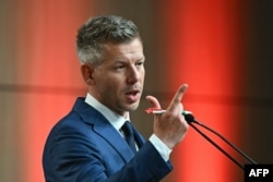 Петер Мадяр на пресконференції в Будапешті 13 квітня 2026 року