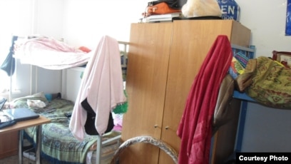 Ер адам әйелдің кискасына басын салады