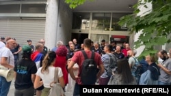 Okupljeni aktivisti i građani ispred Privredne komore Srbije, 7. avgust 2025.
