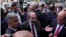 Armaniston. Bosh vazir Nikol Pashinyan (o‘rtada) sud eshigini to‘sib qo‘ygan tarafdorlari orasida. 2019, 20 may.