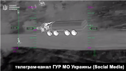 Скриншот с видео ГУР МО Украины, на котором зафиксирован удар по ракетному комплексу «Бастион» в Крыму, 24 марта 2026 года