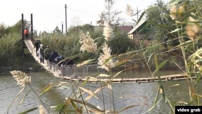 Қынапта екі әтешпен Күшпен шешіндіріп, ежік етті